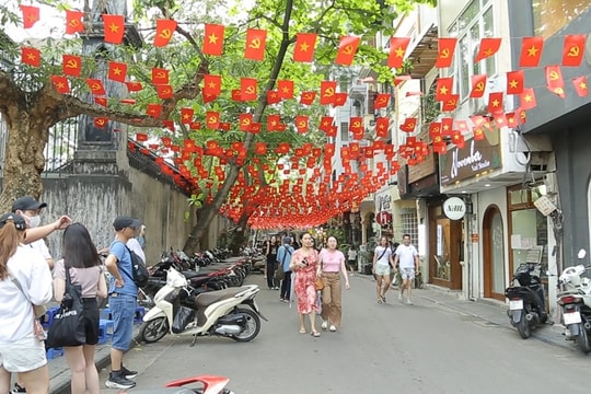 [Video] Hà Nội rực rỡ cờ hoa chào mừng 50 năm ngày Giải phóng miền Nam, thống nhất đất nước