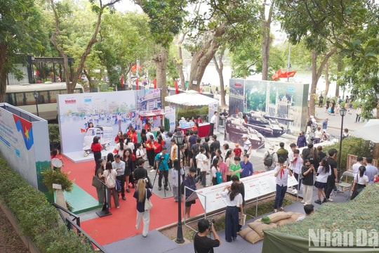 [Ảnh] Giới trẻ xếp hàng đón nhận phụ san đặc biệt kỷ niệm 50 năm Giải phóng miền nam của Báo Nhân Dân