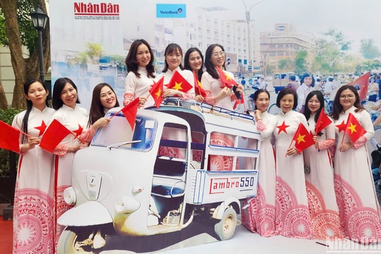 Buổi sinh hoạt chi bộ đặc biệt tại khuôn viên Báo Nhân Dân những ngày tháng 4 lịch sử