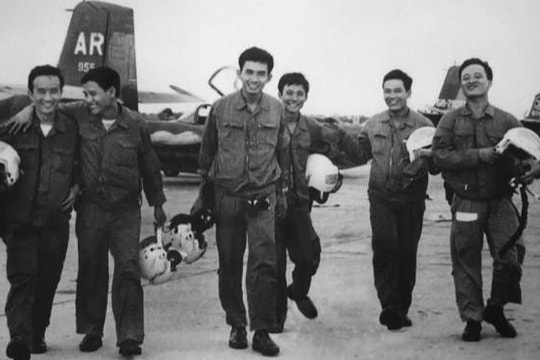 [Quiz] Phi đội Quyết Thắng thực hiện trận ném bom sân bay Tân Sơn Nhất vào thời gian nào?