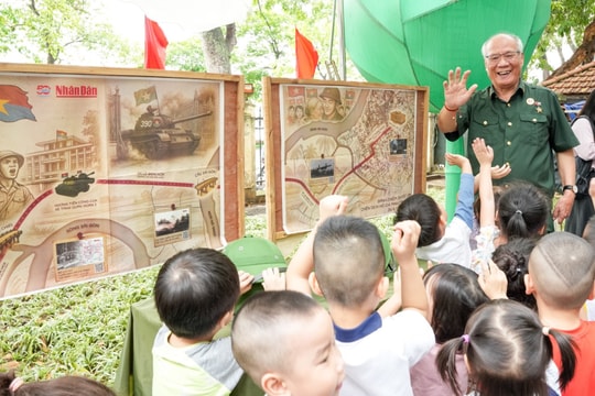 [Ảnh] Những nhân chứng sống trong ngày giải phóng đất nước có mặt tại Triển lãm tương tác của Báo Nhân Dân
