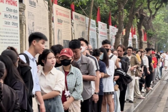 [Video] Dòng người xếp hàng từ sáng sớm vào tham quan triển lãm tương tác