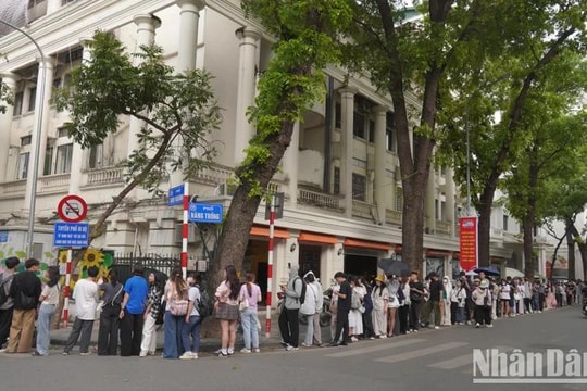 [Video] Cuối giờ chiều 27/4, nhiều bạn trẻ kiên nhẫn xếp hàng chờ nhận phụ san đặc biệt của Báo Nhân Dân