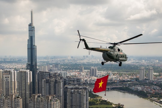[Ảnh] Hành trình đặc biệt máy bay trực thăng treo cờ, bay trên bầu trời thành phố Hồ Chí Minh, chào mừng Ngày thống nhất đất nước