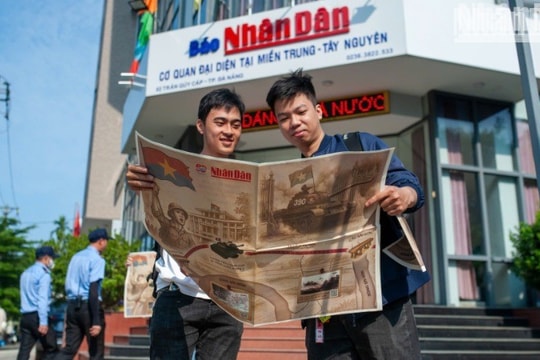 Trao tặng 5.000 phụ san đặc biệt của Báo Nhân Dân cho người dân Đà Nẵng