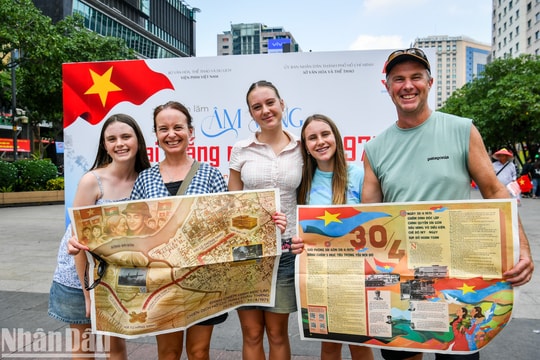 [Ảnh] Phụ san đặc biệt của Báo Nhân Dân lan toả tới bạn đọc toàn quốc