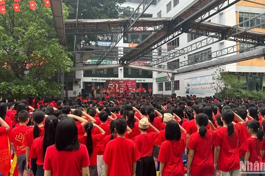 Buổi chào cờ đặc biệt với phụ san 30/4 của Báo Nhân Dân