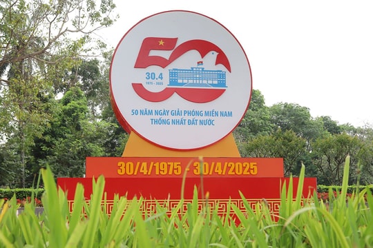 [Ảnh] Hà Nội trang hoàng rực rỡ chào mừng 50 năm Ngày thống nhất đất nước