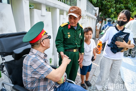 [Ảnh] Người dân chọn chỗ xem diễu binh từ trưa ngày 29/4