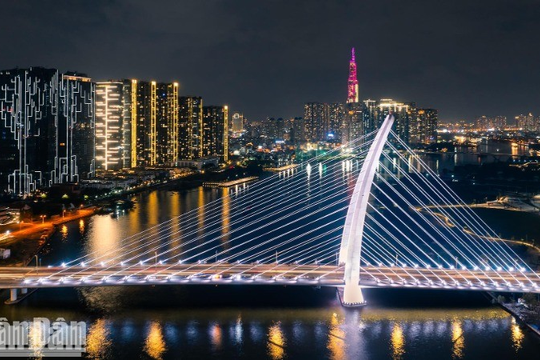 Thắp sáng cầu Ba Son trong dịp đại lễ kỷ niệm 50 năm ngày Giải phóng miền nam
