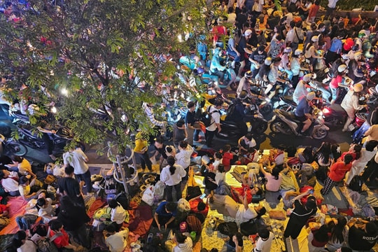 [Ảnh] Thành phố Hồ Chí Minh: Người dân sẵn sàng “trắng đêm” chờ xem diễu binh