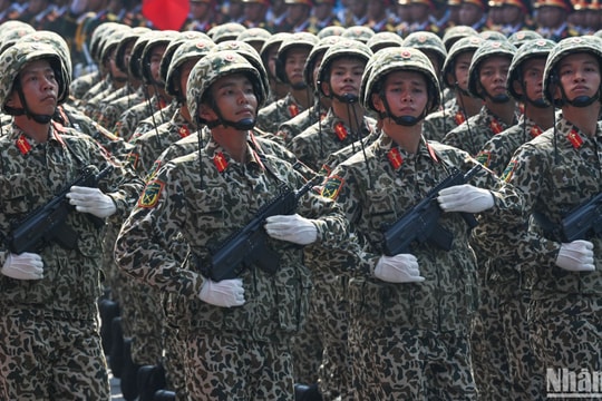 [Ảnh] Khối sĩ quan quân đội hùng dũng tiến vào lễ đài tại Lễ Kỷ niệm 50 năm Ngày Giải phóng miền nam, thống nhất đất nước