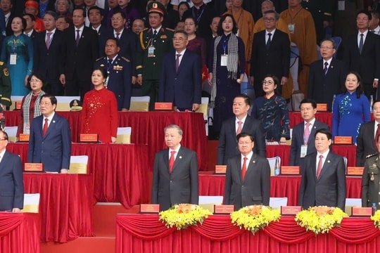 [Ảnh] Lễ chào cờ kỷ niệm 50 năm Ngày Giải phóng miền nam, thống nhất đất nước