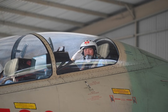 [Ảnh] Máy bay trình diễn, trực thăng treo cờ Đảng, cờ Tổ quốc cất cánh từ sân bay Biên Hoà