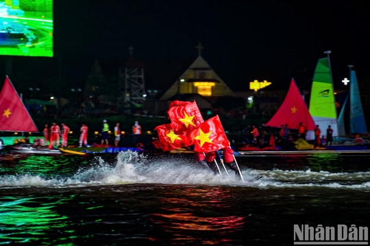 [Ảnh] Người dân Thành phố Hồ Chí Minh "thức trắng đêm" chờ Đại lễ 30/4