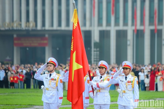 [Ảnh] Lễ chào cờ tại Quảng trường Ba Đình chào mừng 50 năm Ngày Giải phóng miền nam, thống nhất đất nước