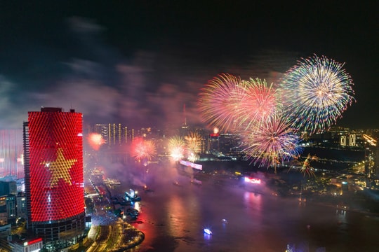 [Ảnh] Pháo hoa rực sáng bầu trời Thành phố Hồ Chí Minh 50 năm sau ngày Giải phóng