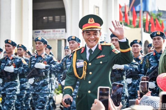 [Ảnh] Đoàn diễu binh xuống phố, đi giữa vòng tay của hàng vạn nhân dân