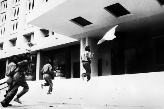 [Quiz] Ai là người cắm cờ đầu tiên trên nóc Dinh Độc Lập ngày 30/4/1975?