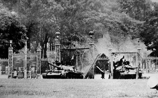 [Quiz] Ai đã chụp bức ảnh xe tăng húc đổ cổng Dinh Độc Lập vào trưa ngày 30/4/1975?