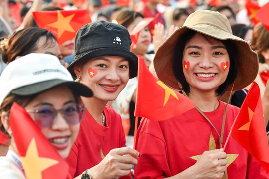 Người dân hòa cùng những giai điệu về Tổ quốc trong Lễ kỷ niệm 50 năm Ngày Giải phóng miền nam, thống nhất đất nước