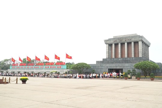 [Video] Người dân cả nước về thăm Lăng Bác trong ngày hội "Thống nhất non sông"