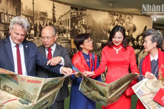 [Ảnh] Giới thiệu phụ san đặc biệt của Báo Nhân Dân tại Pháp