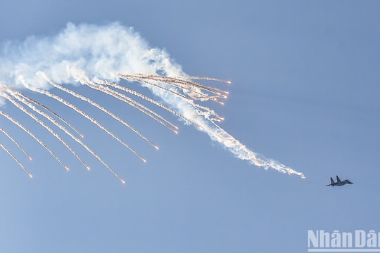 [Ảnh] Màn trình diễn của Biên đội không quân tại Lễ kỷ niệm 50 năm Ngày Giải phóng miền nam, thống nhất đất nước