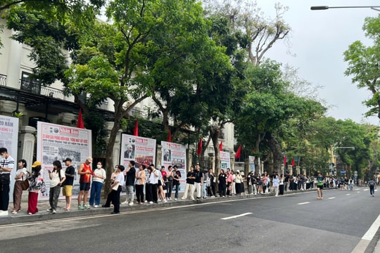 [Ảnh] Hàng nghìn người xếp hàng nhận phụ san 30/4 của Báo Nhân Dân trong ngày đặc biệt