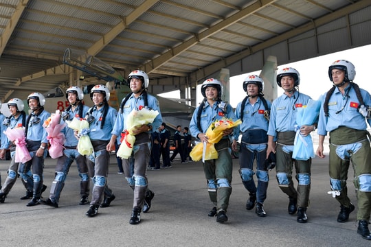 [Ảnh] "Hổ mang chúa" Su-30MK2 hoàn thành nhiệm vụ vinh quang ngày 30/4