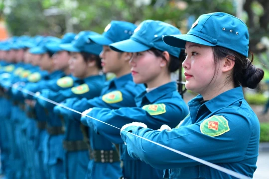 Lực lượng nữ dân quân luyện tập diễu binh dịp Lễ kỷ niệm 80 năm Ngày Quốc khánh