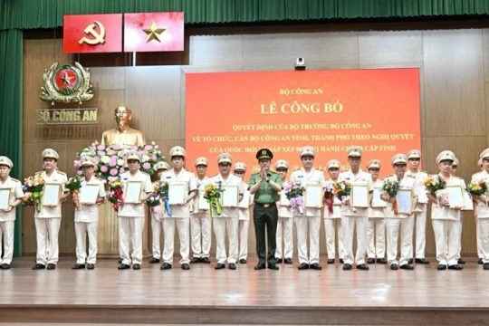 Công bố Quyết định của Bộ trưởng Công an về tổ chức, cán bộ Công an 34 tỉnh, thành phố