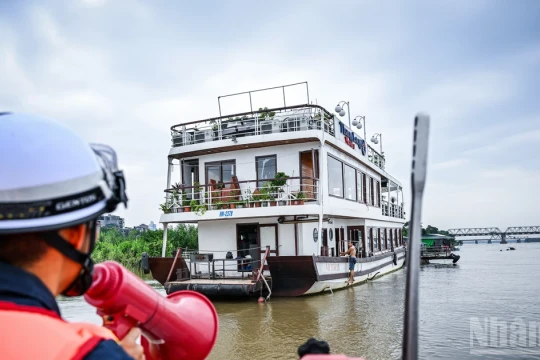 [Ảnh] Công an đường thủy Hà Nội gấp rút phòng chống bão trước giờ G