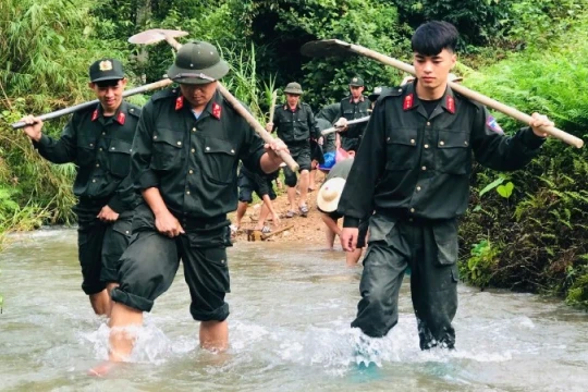 [Ảnh] Cảnh sát cơ động Đông Bắc băng rừng, lội suối dựng nhà cho đồng bào