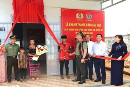 Những nếp nhà mới dựng và dấu ấn tình nghĩa, nhân văn “vì dân phục vụ”