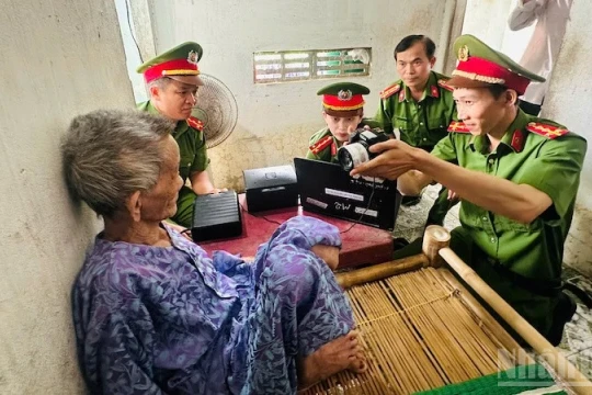 Ngày chủ nhật công an xã cùng dân