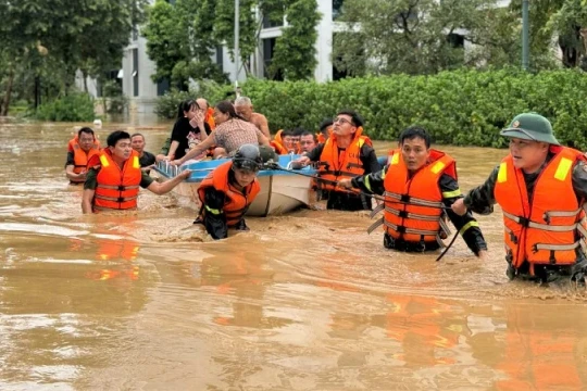 [Ảnh] Xúc động hình ảnh người chiến sĩ Công an nhân dân trong đợt lũ lịch sử ở miền tây Nghệ An