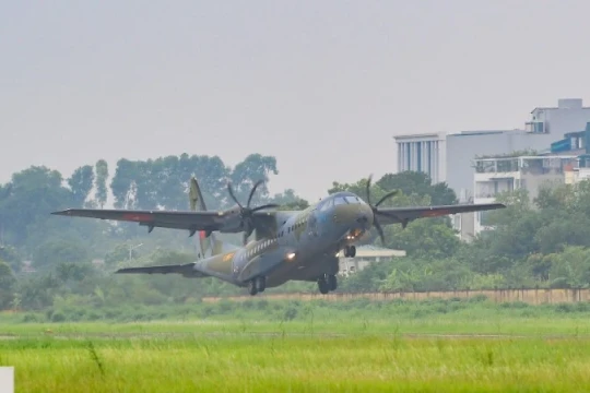 [Ảnh] Lữ đoàn Không quân 918 tích cực tập luyện bay biểu diễn, sẵn sàng cho nhiệm vụ A80