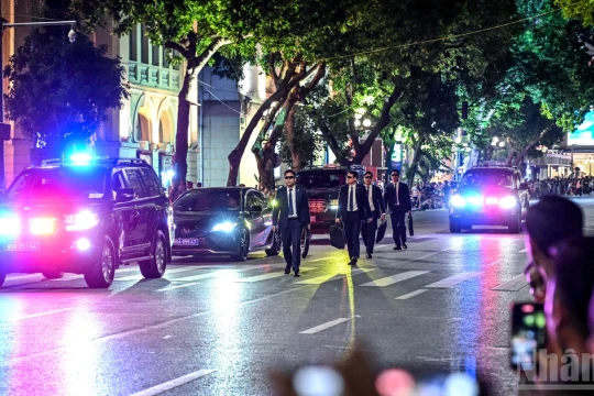 [Ảnh] Người dân Thủ đô trầm trồ xem "bom tấn hành động" với màn trình diễn nghiệp vụ của chiến sĩ Công an