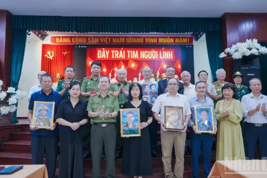 Trao tặng di ảnh Anh hùng liệt sĩ và giới thiệu bút ký lịch sử “Ngôi nhà xưa yêu dấu”