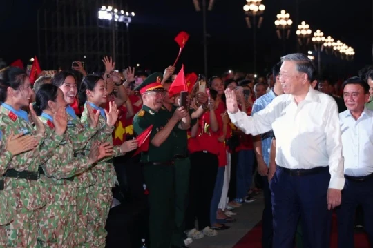 Lãnh đạo Đảng, Nhà nước dự Chương trình chính luận nghệ thuật ''Dưới cờ vinh quang''