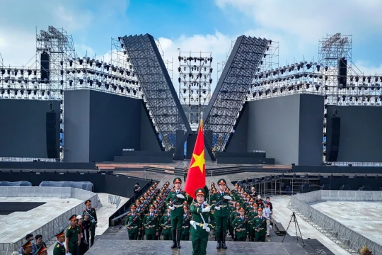 500 nhân công thi công sân khấu chương trình Tổ quốc trong tim trong 12 ngày đêm