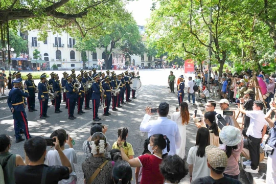 [Ảnh] Nhạc hội Cảnh sát thế giới tại phố đi bộ Hồ Gươm