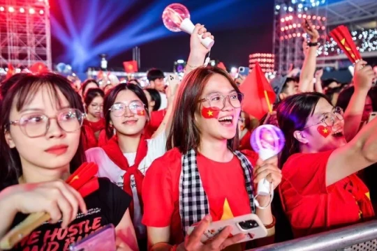 Ngày 16/8 mặc áo đỏ sao vàng, người Huế hòa cùng "Việt Nam tiến bước"