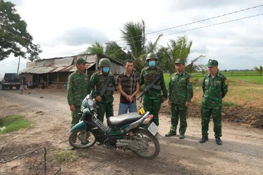 Tây Ninh kịp thời bắt giữ hai đối tượng vận chuyển USD và ma túy