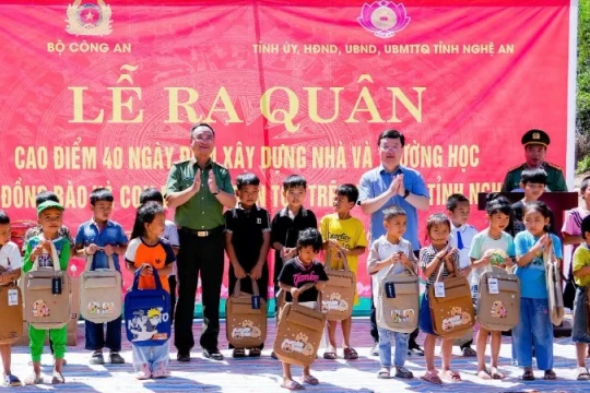 Bộ Công an và tỉnh Nghệ An phát động cao điểm 40 ngày đêm xây dựng nhà, trường học hỗ trợ người dân vùng lũ