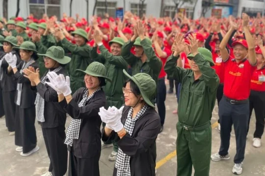 Hơn 1.300 công nhân công ty FDI chào cờ kỷ niệm 80 năm Cách mạng Tháng Tám và Quốc khánh 2/9