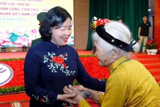 Phát huy truyền thống anh hùng cách mạng xây dựng, phát triển Thủ đô