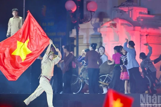 [Ảnh] Thủ tướng Phạm Minh Chính dự chương trình nghệ thuật đặc biệt mang tên “Hà Nội - Từ mùa thu lịch sử năm 1945”