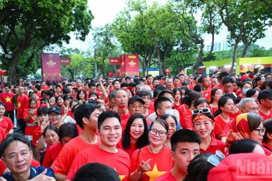 [Ảnh] Rợp sắc đỏ sao vàng tại Lễ phát động chương trình "Cùng Việt Nam tiến bước"